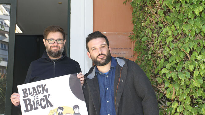 Fran Parra y Álex Riesgo, con el cartel del documental en la Casa Colón.