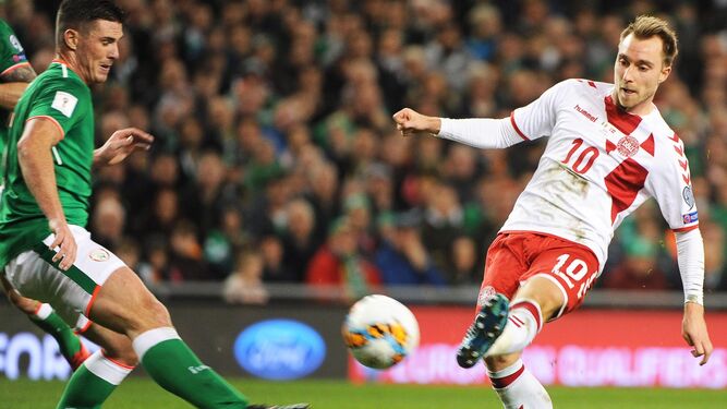Eriksen dispara a portería con la pierna izquierda en uno de los tres goles que le hizo a Irlanda.