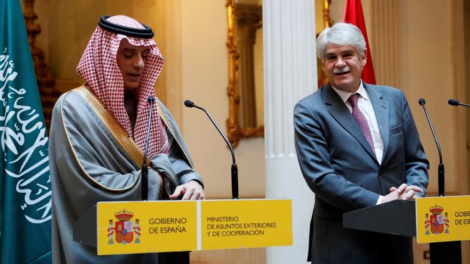 Alfonso Dastis, junto a su homólogo de Arabia Saudí, Adel ben Ahmed al Jubeir, durante una comparecencia tras reunirse ayer en Madrid.