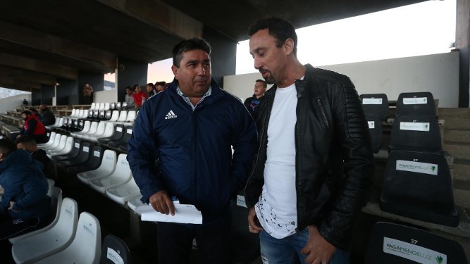 Antonio Segovioa (i) conversa con Jorge Pirri, el pasado domingo en el Municipal de La Línea.