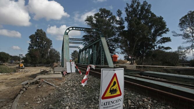 Trabajos para la renovación de las vías junto al viaducto que cruza el río Palmones, entre Algeciras y Los Barrios.