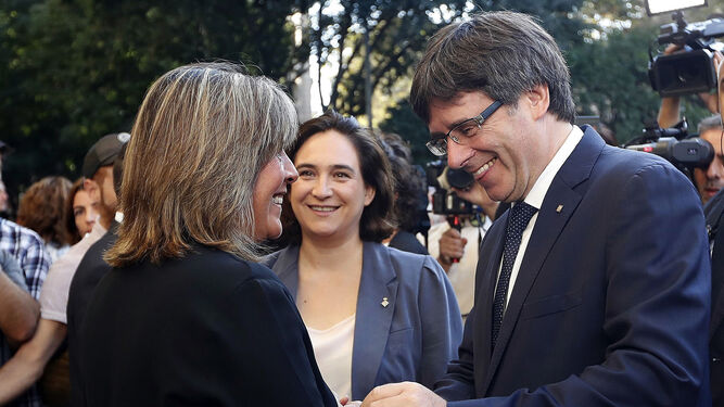 Carles Puigdemont saluda a Nuria Marín, en presencia de Ada Colau