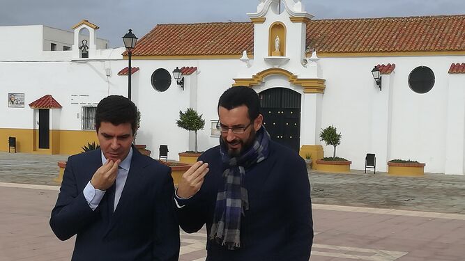 Sergio Romero y Juan Franco, ayer junto a la iglesia del Carmen, en La Atunara.