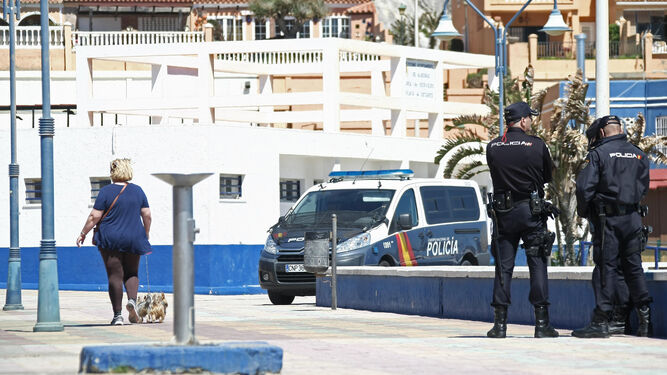 Dos agentes de la Policía Nacional en Getares, donde se produjo la última fuga de Abdellah El Haj, en marzo de este año.
