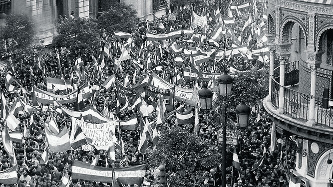 Miles de personas recorren el centro de Sevilla en la manifestación andalucista del 4 de diciembre de 1977.
