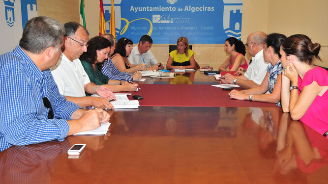 Reunión de la Mesa de Contratación en la que se adjudicó el servicio de ayuda a domicilio a ADL, en julio de 2012.
