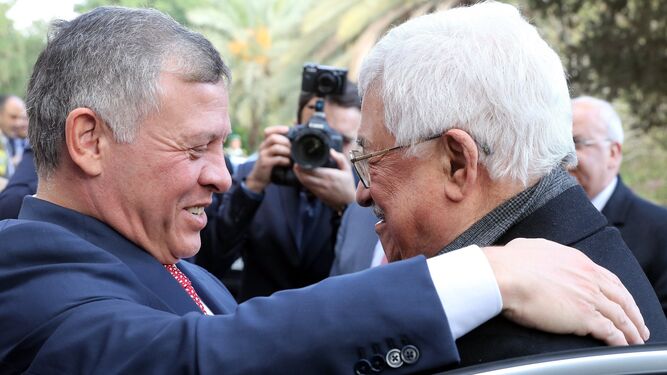 El rey Abdalá II de Jordania (izq.) recibió ayer al presidente palestino, Mahmud Abbas, en el Palacio Real en Amman.