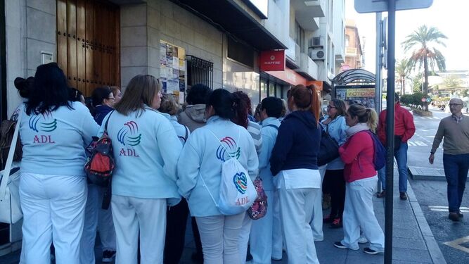 Trabajadoras de ADL, durante una concentración en Algeciras.
