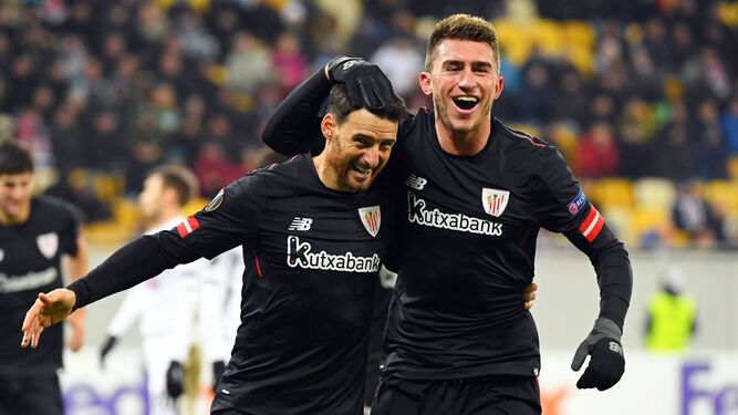 Aduriz celebra su bello gol con su compañero Laporte.