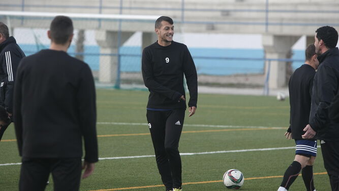 Stoichkov bromea con el segundo entrenador, Juan Mari Sánchez, durante un entrenamiento.