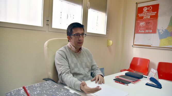 Juan Chacón, en su despacho de la Casa del Pueblo, durante la entrevista.