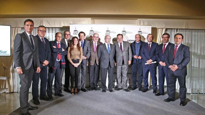 Los representantes del Puerto de Algeciras junto a autoridades del Campo de Gibraltar, empresarios y representantes de Cajasur, ayer.