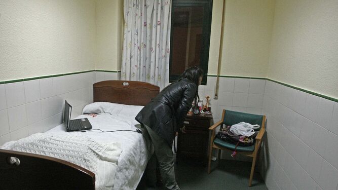 Una usuaria en una de las habitaciones del centro de acogida de la Cruz Blanca en Algeciras, ayer.