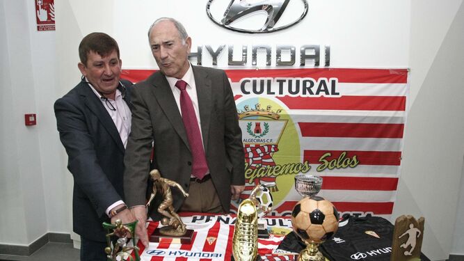 La Peña La Bufanda exhibe sus trofeos para los mejores de la temporada