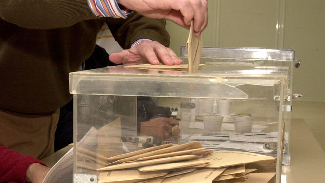 Un hombre deposita su voto  en una urna