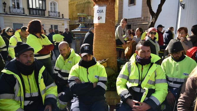Los trabajadores de Algesa que están en huelga de hambre en la Plaza Alta.