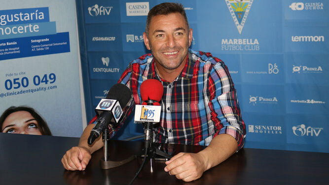 Loren Morón, en una rueda de prensa durante su etapa en el Marbella.