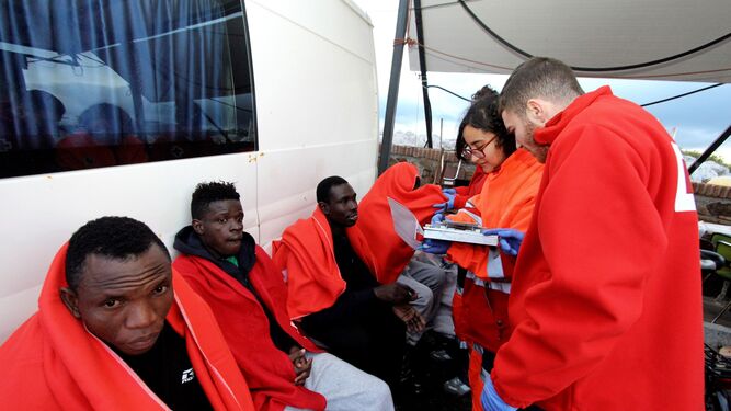 Un grupo de inmigrantes rescatados en el Estrecho.