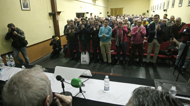 Los presentes en la asamblea de la Balona ovacionan en pie a Alfredo Gallardo, anoche en el Círculo Mercantil.