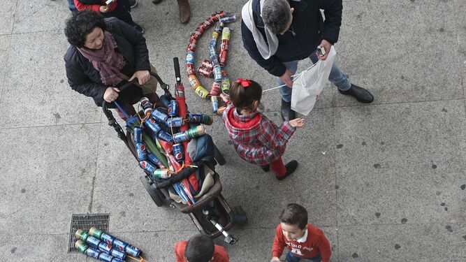 El tradicional arrastre de latas en Algeciras