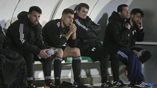 Dennis Nieblas, segundo por la izquierda, en el banquillo tras ser relevado en el Balona-Real Murcia.