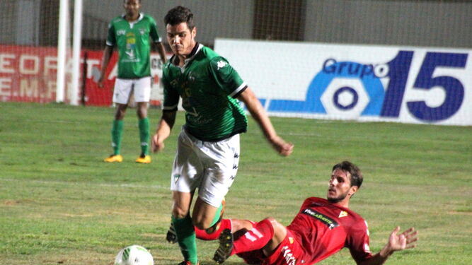 Elías Pérez avanza con el balón durante el Villanovense-Real Murcia.