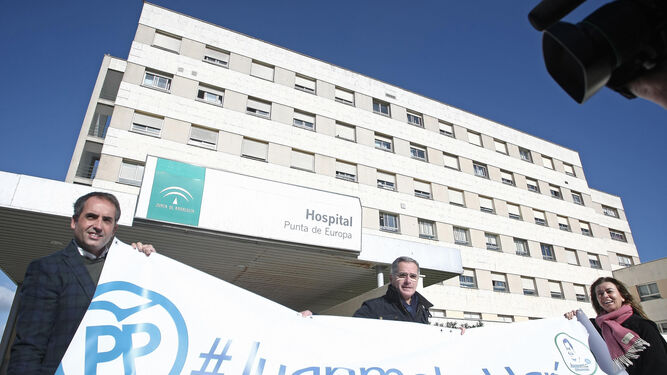 Saldaña, Muñoz y Ruiz-Sillero extienden una pancarta ayer en la puerta del hospital Punta de Europa.