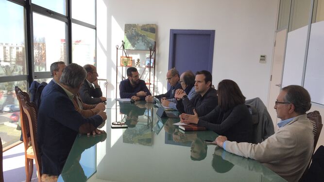 Juan Franco, reunido ayer con representantes del Grupo Transfronterizo.