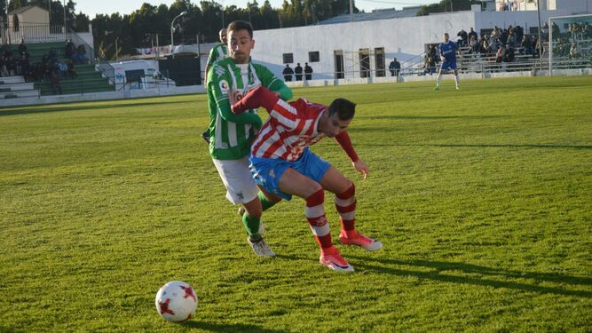 Ito pelea un balón con un jugador del Sanluqueño, el pasado domingo.