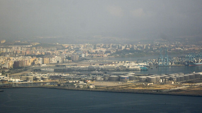 Vista de la zona del Puerto en la que se va a actuar y la ciudad.