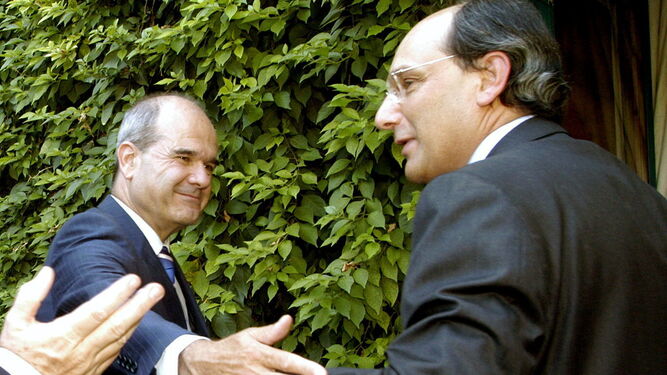 Manuel Chaves, con el anterior ministro principal del Peñón, Peter Caruana, en 2006, en otra época de distensión.