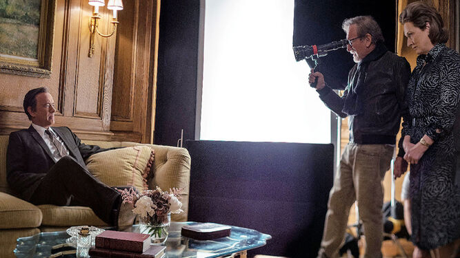 Steven Spielberg, junto a Tom Hanks y Meryl Streep, durante el rodaje de 'Los archivos del Pentágono'.
