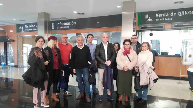 Los integrantes del colectivo, en el vestíbulo de la estación de Algeciras antes de viajar a Antequera, ayer.
