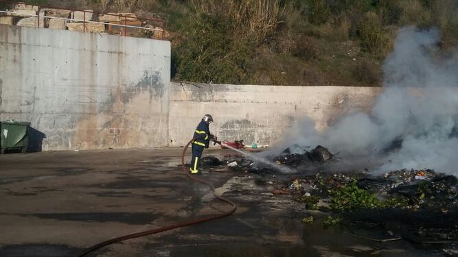 Un bombero actúa contra la basura en llamas ayer en el Punto Limpio de Los Pastores.
