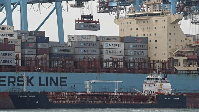 Trasiego de contenedores en un buque en el Puerto de Algeciras.