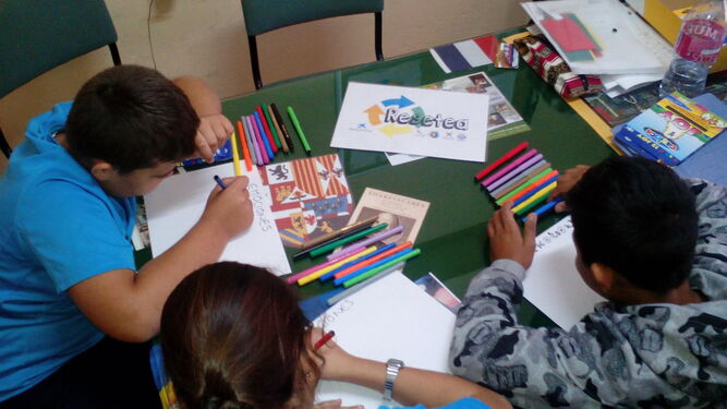 Tres alumnos del colegio Carlos V, en un taller del proyecto Resetea.