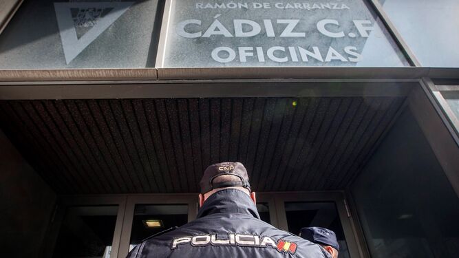 La Policía registra las oficinas del Cádiz