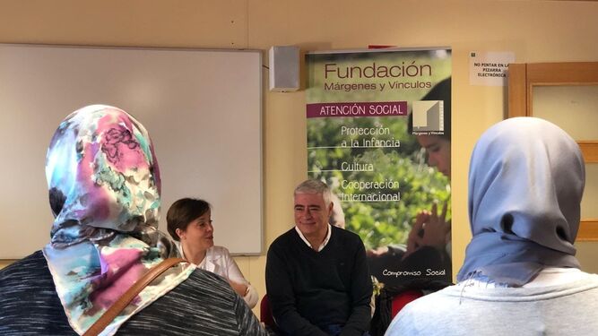 Carmen Montaño y Francisco Mena explican el proyecto a las mujeres participantes.