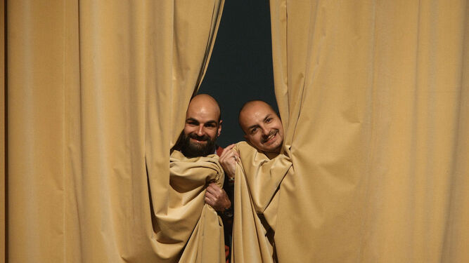 Jesús Torres (izquierda) y Juan Manuel Torres (derecha), semiocultos tras las cortinas del Teatro Florida.