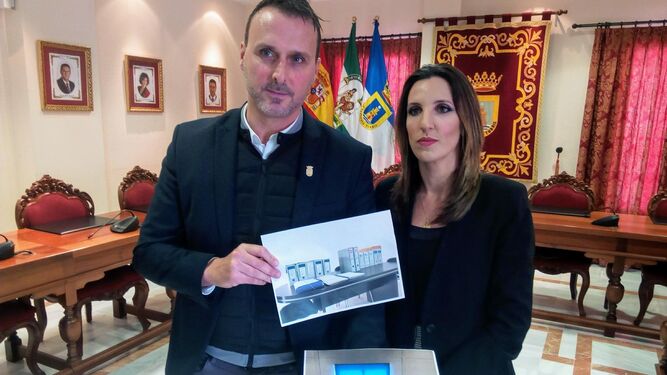 La alcaldesa y el concejal delegado de Turismo, mostrando ayer en el Ayuntamiento fotografías del expediente.