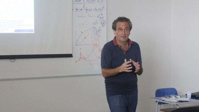 Tomás Ángel Delvalls, en una de sus clases.