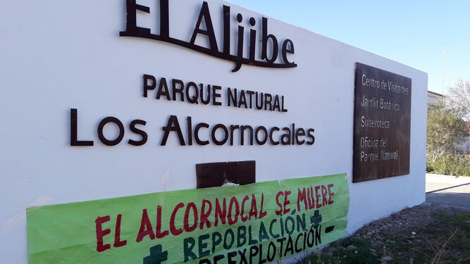 Una pancarta colocada por Agaden en El Algibe.