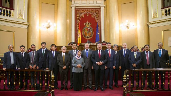 Embajadores de Asia y Oceanía junto a José Ignacio Landaluce en una visita al Senado.