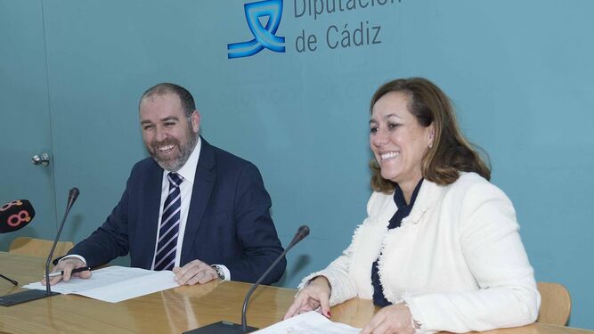 Jesús Solís y Patricia Cuenca presentando los datos del Servicio.