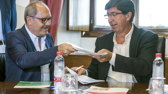 Juan Cornejo y Juan Marín firman el acuerdo para reformar el impuesto de Sucesiones en septiembre de 2017.