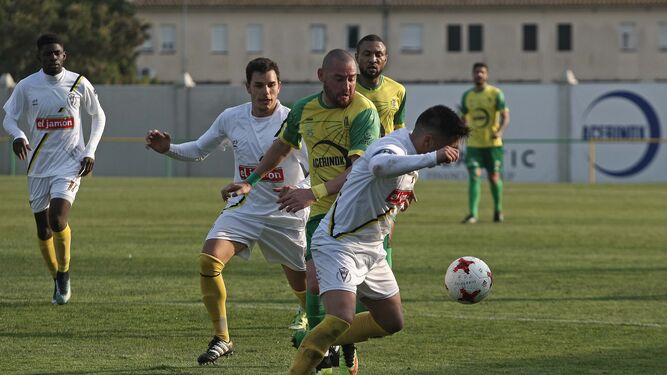 Copi, autor del primer gol, rodeado de jugadores del San Roque de Lepe; en segundo término, Ekedo.