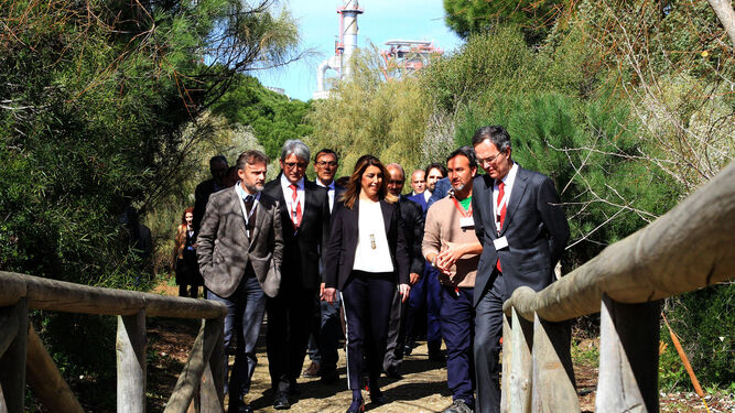 Susana Díaz visita la Laguna Primera de Cepsa, acompañada de Pedro Miró y José Antonio Agüera, ayer.