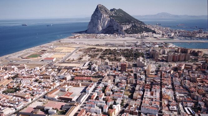 Vista parcial de la ciudad de La Línea, con Gibraltar al fondo.