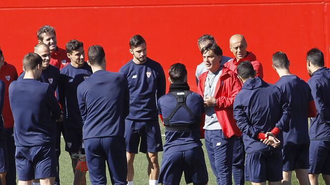 El entrenador italiano Vincenzo Montella alecciona a sus jugadores en la sesión matinal de ayer en la ciudad deportiva del Sevilla.