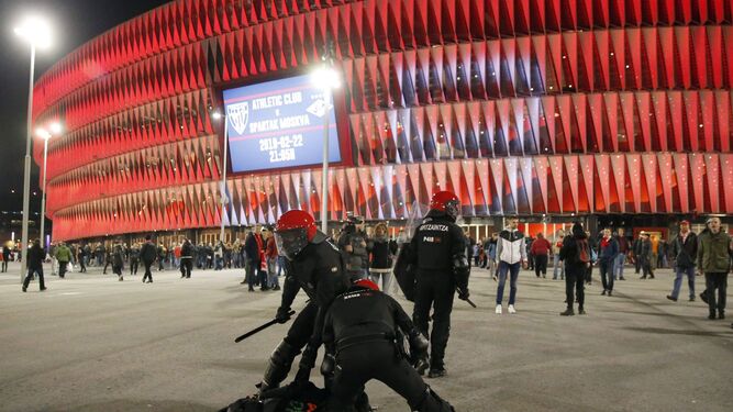 Las cargas policiales en la previa del Athletic de Bilbao-Spartak de Mosc&uacute;